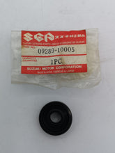 Load image into Gallery viewer, Suzuki Oil Seal 09289-10005
